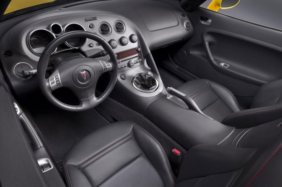 Интерьер Pontiac Solstice GXP 2007 года  (фото 15 из 33)